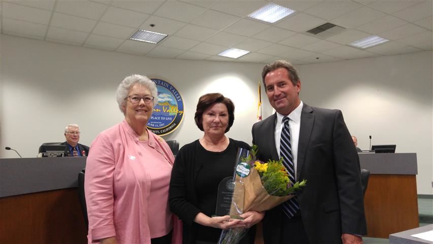Kathy Heard recieves the Mayor's Award from Mayor Cheryl Brothers